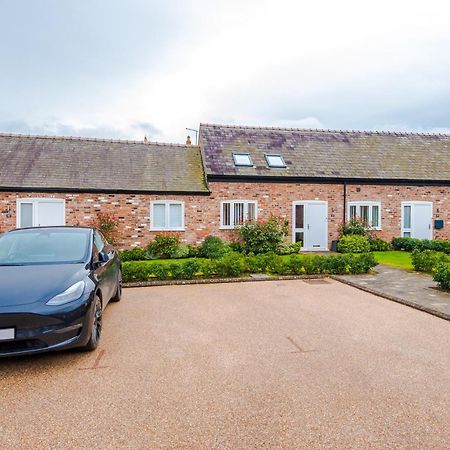 Number 21: A Breathtaking Chester Cottage With Parking Mollington  Extérieur photo