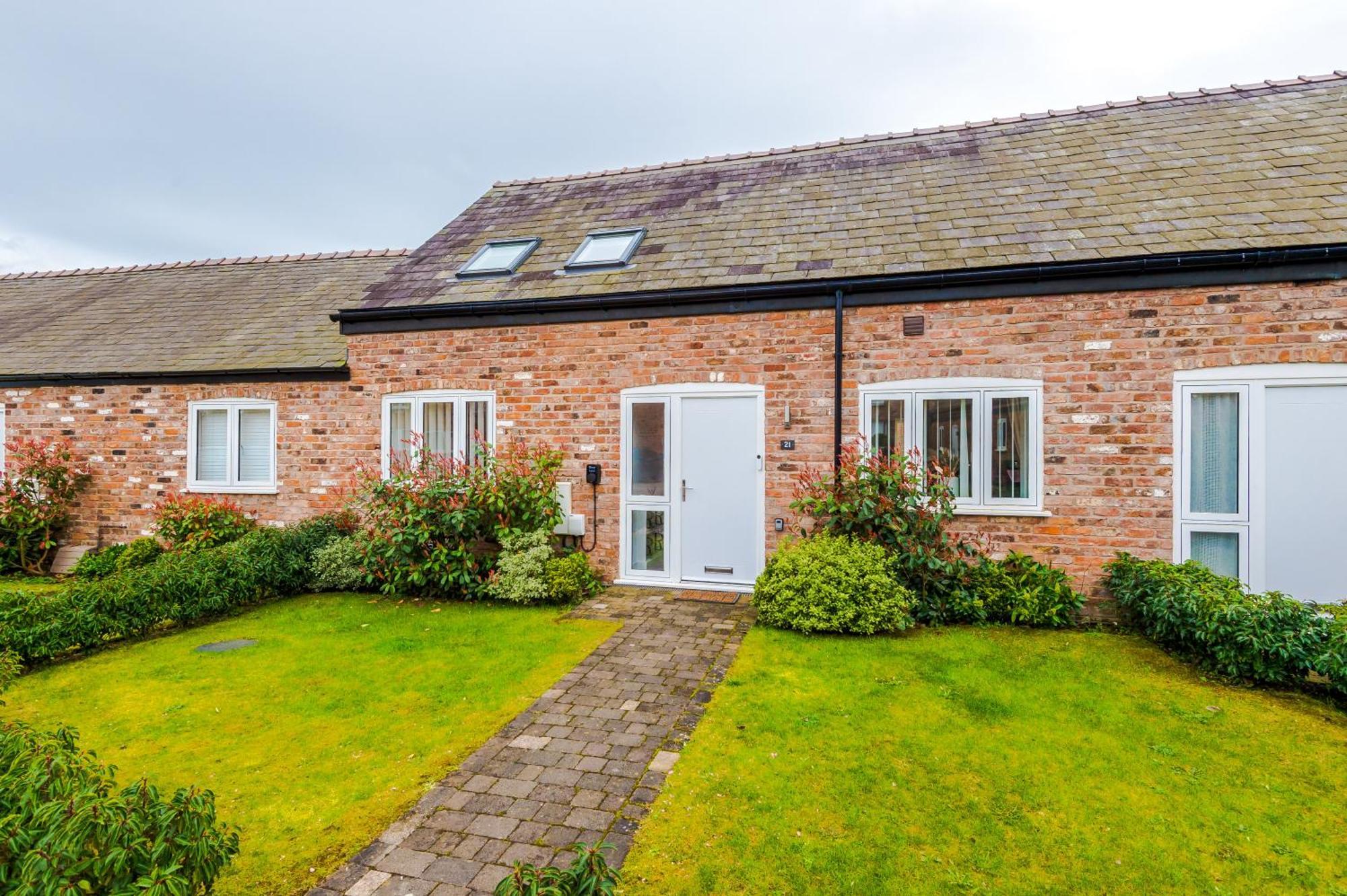 Number 21: A Breathtaking Chester Cottage With Parking Mollington  Extérieur photo